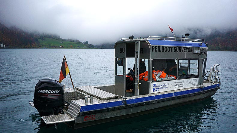 Das Peilboot 'Surveyor' auf dem Klöntalersee